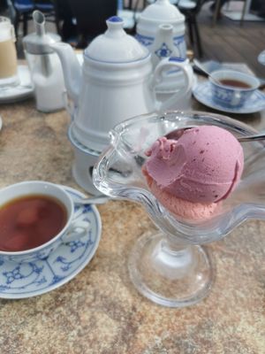Vegane Eis Optionen sind Erd- und Heidbeere. Vegan Ice Cream Options are Straw- and Blueberry. at Tüdelpott in Wittmund