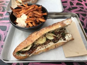 Süßkartoffel-Pommes und Rich Kidz Vegan Banh Mi (mit Goldstaub) at Banh Mi & Bubbles in Stuttgart