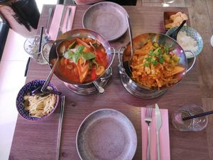 Wij hadden de vegan Thaise gele curry en de tofu in babipangangsaus at De Orchidee in Eindhoven