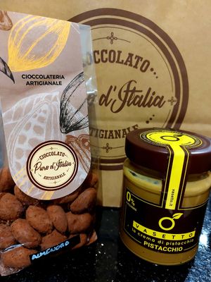 Almond with chocolate and vegan pistacio cream at Cioccolato Puro d'Italia in Alicante