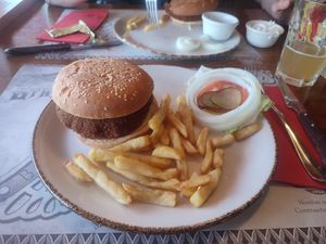 Hamburguesa vegana hecha con verduras + patatas at Star's Cafe in Guadalajara