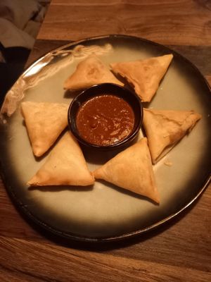 Sambusa mit veganer Soße at African Queen Restaurant in Frankfurt