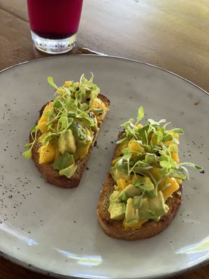 Tostadas de aguacate con mango at Nula in Mal Pais