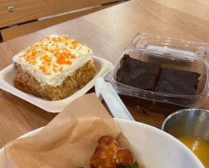 Carrot cake and chocolate cake/browniee #Veganuary at Veggie Grill by Next Level in Santa Monica