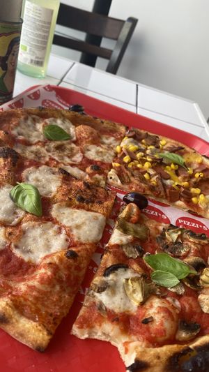 Pizza at Pizzi*s & Cream in Vienna