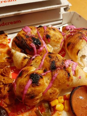 garlic knots at Pizzi*s & Cream in Vienna