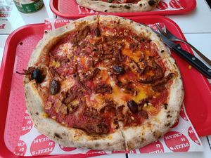 Greek Supreme at Pizzi*s & Cream in Vienna