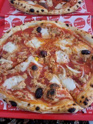 Don Tuna Pizza (~15€) - 6,5/10  at Pizzi*s & Cream in Vienna