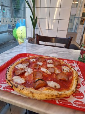 Margharita with extra salami at Pizzi*s & Cream in Vienna