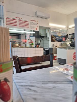 Inside at Pizzi*s & Cream in Vienna