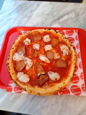 Margharita with extra salami at Pizzi*s & Cream in Vienna