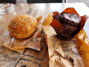 Hummus avocado sandwich and currant muffin at Sutter Begg in Pratteln