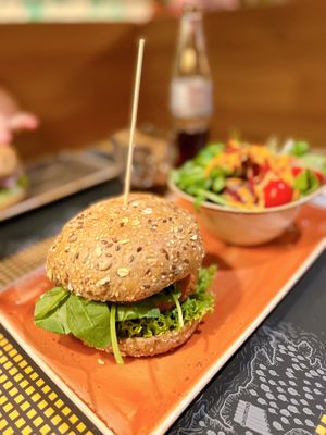 ISS-DAS-BUNT Burger und ein kleiner Salat  at Peter Pane - Rankestraße in Berlin