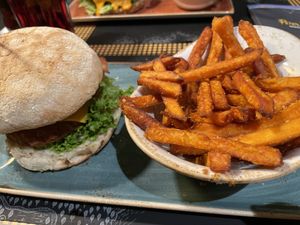 Hüttenzauber Burger with sweet potatoe fries  at Peter Pane - Rankestraße in Berlin