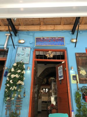 Entrance to the restaurant at To Koutouki tis Elenis in Tinos