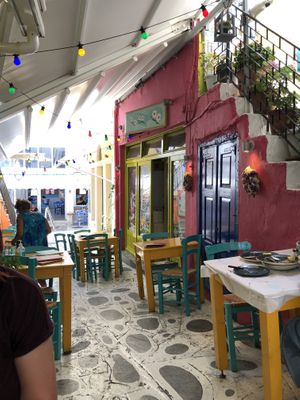 Outdoor seating at To Koutouki tis Elenis in Tinos