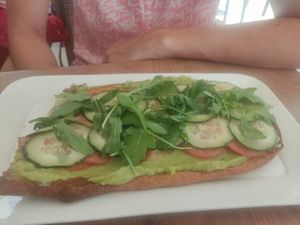 Tostada en pan de coca con guacamole, pepino, tomate y rúcula at Ona in Tamariu