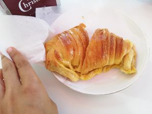 Croissant vegan suavemente doce (o que para mim é um ponto positivo!), acompanhei com leite de soja. Têm outras opções de pastelaria Vegan (como pastéis de nata e chocolate) e at Da Praceta in Povoa De Varzim