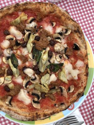 Veganer Rice Mozzarella mit veganem Meat at Rossopomodoro in Rimini