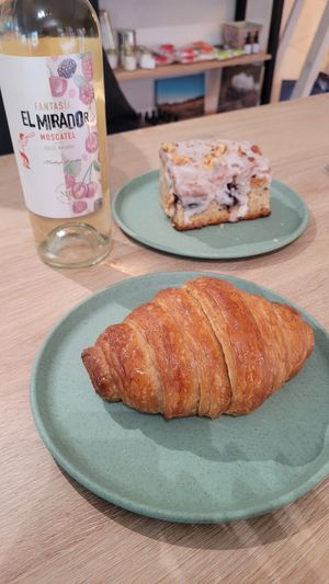 vegan Croissant, vegan Vino 😍 at Isla Vegana in Ushuaia