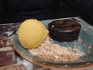 Vegan chocolate cup with 🥭 ice cream  (kind of coulant au chocolat) at UDON in Burgos