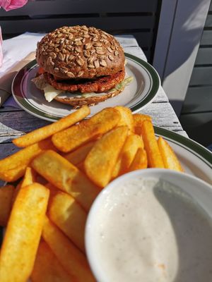 BBQ burger with chips and alioli at Küche des Friedens in Rostock