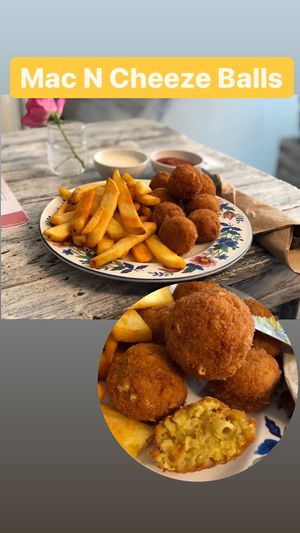 Mac‘N‘Cheeze Balls mit Pommes! at Küche des Friedens in Rostock
