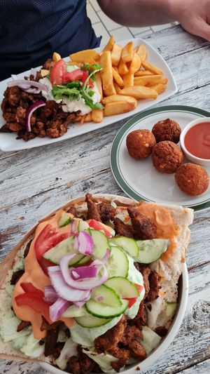 Kebab with bread and Kebab with fries. Side of Mac'n Cheese Balls with Curry-Ketchup at Küche des Friedens in Rostock