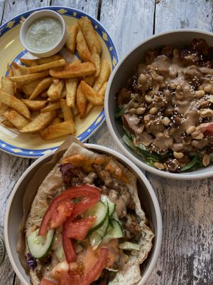 Pommes, Vöner and Peanut Sesame Bowl  at Küche des Friedens in Rostock