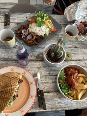 Mac ‘n Cheese Sandwich, Dönerteller, Currywurst  at Küche des Friedens in Rostock