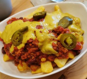 Loaded cheese fries mit Chili sin carne und Jalapeños at Küche des Friedens in Rostock