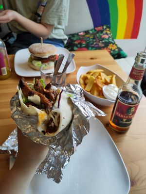 Burger des Friedens und Vürum at Küche des Friedens in Rostock