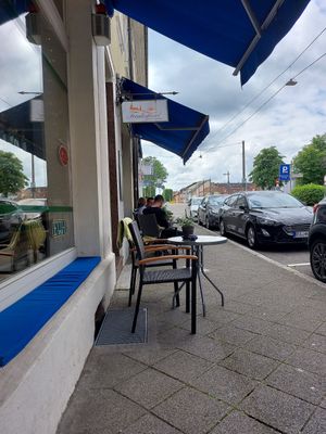 Outdoor seating at Feinkostinsel in Rastatt