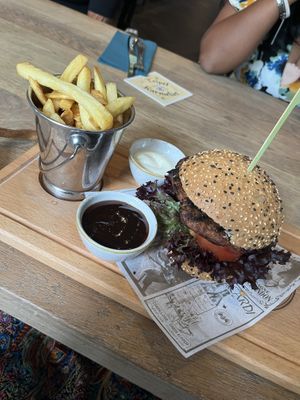 Vegan burger met patatjes en saus €15,-  at Stadscafé Flow in Den Helder