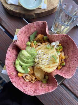 Groentewrap met jackfruit en gegrilde ananas at VanStreek in Winterswijk