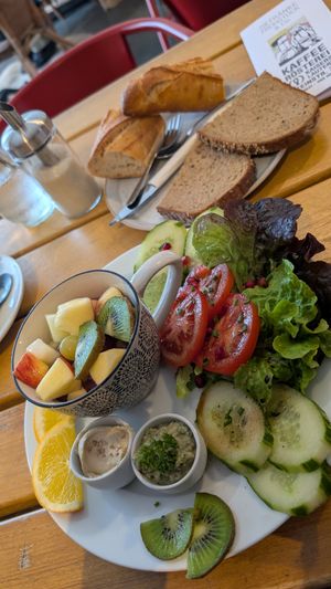 Das vegane Frühstück für ca. 13€.
 Körner Früchte Müsli, Humus Aufstriche mit Brot, Salat, Gurken und Tomaten. Sehr lecker und sehr sättigend! at Kaffeerösterei Kaiserslautern in Kaiserslautern