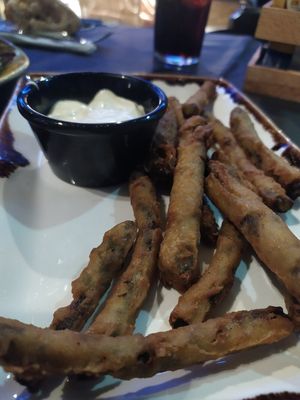 Espárragos en tempura con alioli vegano. at Maloka in La Arena