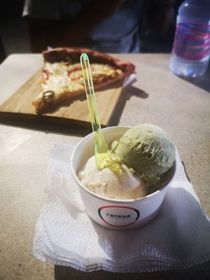 Die Pizza ist vegetarisch. Das Minzeis schmeckt sehr natürlich und intensiv! at Fabrika in Tirana