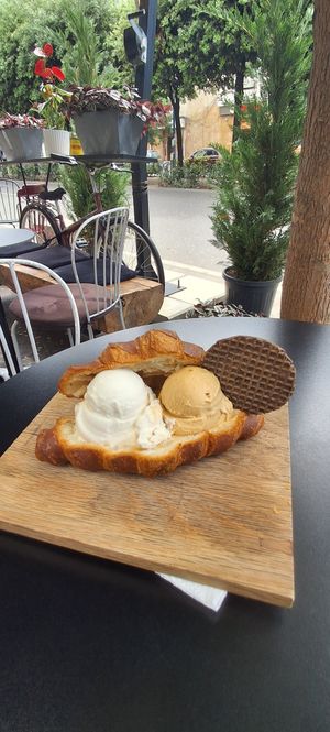 Croissant vegano com sorvete de salted caramel e yogurt. at Fabrika in Tirana