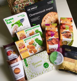 Vegan order on Utkonos: vegan salmon, Osetynsky pie, NeKuritsa (Non-Chicken) nuggets, HiBurgers, cheese NeSyr collection, mung dumplings, vegan sour cream, "cheese" popcorn at Utkonos in Tula