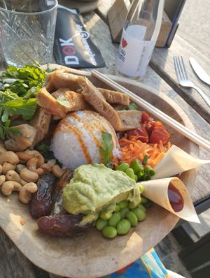 Poke bowl at Dok 14 in Cadzand