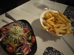 Salad, chips at 'Tisboven in Oostburg