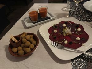 Fried olives, soup & beetroot carpaccio at 'Tisboven in Oostburg