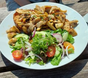 Getoast landbrood met paddenstoelen en salade at Fonteyn in Groede