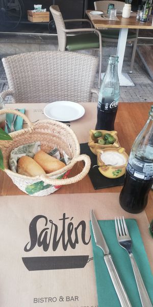 Kostenloses Brot mit veganem Aioli und Oliven at Sarten in Mallorca