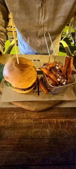 Vegan burger at Sarten in Mallorca