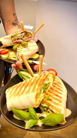 Vegane und vegetarische Wraps (Rührtofu, Falafel, Sojaschnetzel, Tomate-Mozzarella, Käse-Gemüse, Erdnuss,…)

Different vegan and veggie Wraps.  at Kostbar in Miltenberg