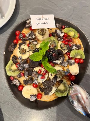 Pancakes Vegan mit Obst und Oreos. 

Vegan Pancakes Server with Fruit and Oreo at Kostbar in Miltenberg