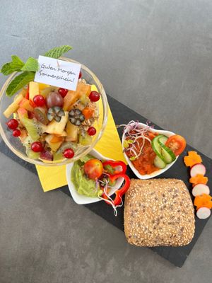 Zahlreiche vegane und vegetarische Frühstücke. 
Different vegan breakfast variations  at Kostbar in Miltenberg