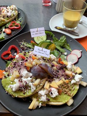 Avo Bravo (Veganer Bagel), Goldene Milch (Pflanzenmilch-Variante).    at Kostbar in Miltenberg